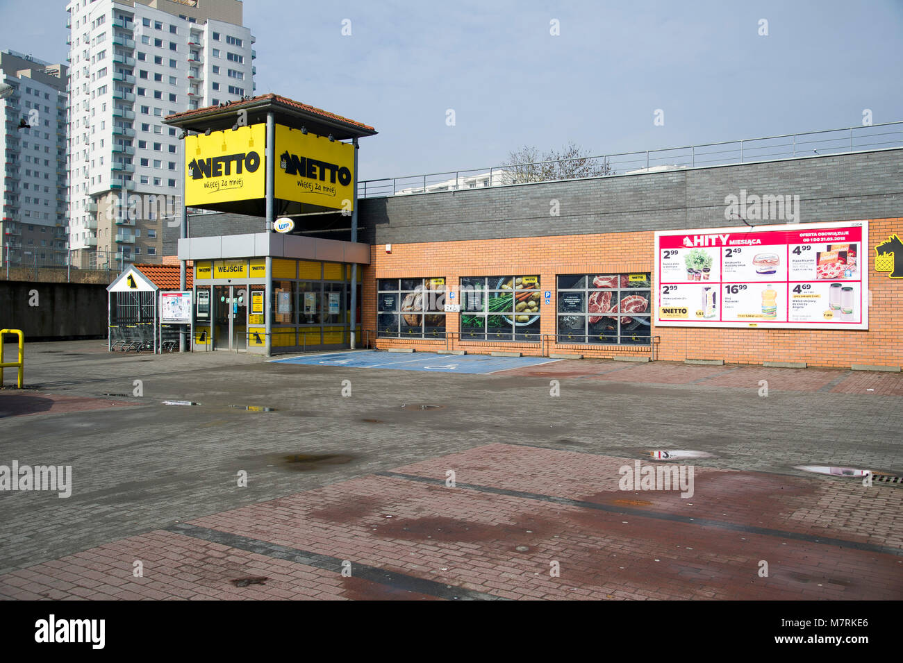 Aparcamiento vacío de supermercado Netto en el comienzo de la ley de restricción de domingo de compras en Polonia para prohibir el comercio de los grandes supermercados y retaile Foto de stock