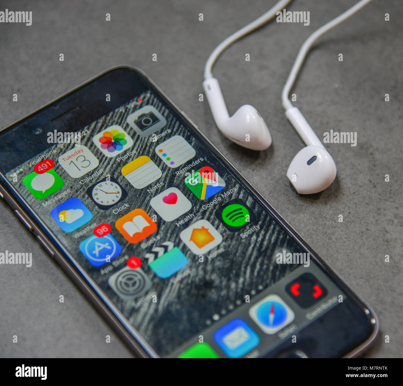 patrón espectro Banquete Saigón, Vietnam - Mar 13, 2018. Un iPhone 6S con auriculares con muchas  aplicaciones sobre fondo gris Fotografía de stock - Alamy