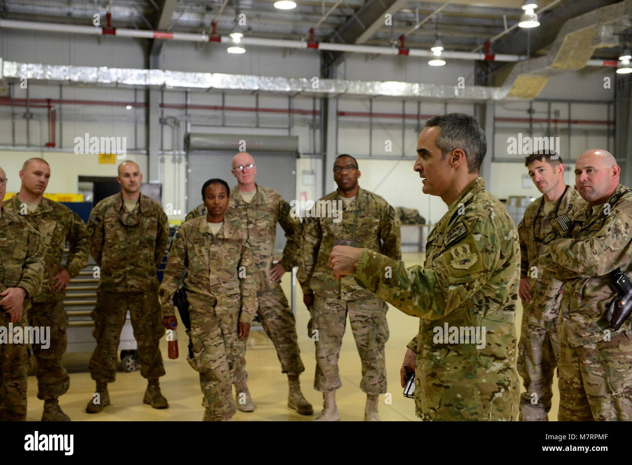 La Fuerza Aérea de los EE.UU. El Sargento Primero en Jefe. Ramon Colon-Lopez Fuerzas Aéreas, jefe del Comando Central, habla a los aviadores de la 455Expedicionaria Escuadrón de Mantenimiento en el aeródromo de Bagram, Afganistán, 9 de julio de 2014. AFCENT Colon-Lopez recorrió Bagram como jefe de comando por primera vez; él habló con los aviadores y respondió preguntas. (Ee.Uu. Foto de la fuerza aérea por el Sargento. Evelyn Chávez/liberado) 455a ala expedicionaria aérea aeródromo de Bagram, Afganistán Foto de stock