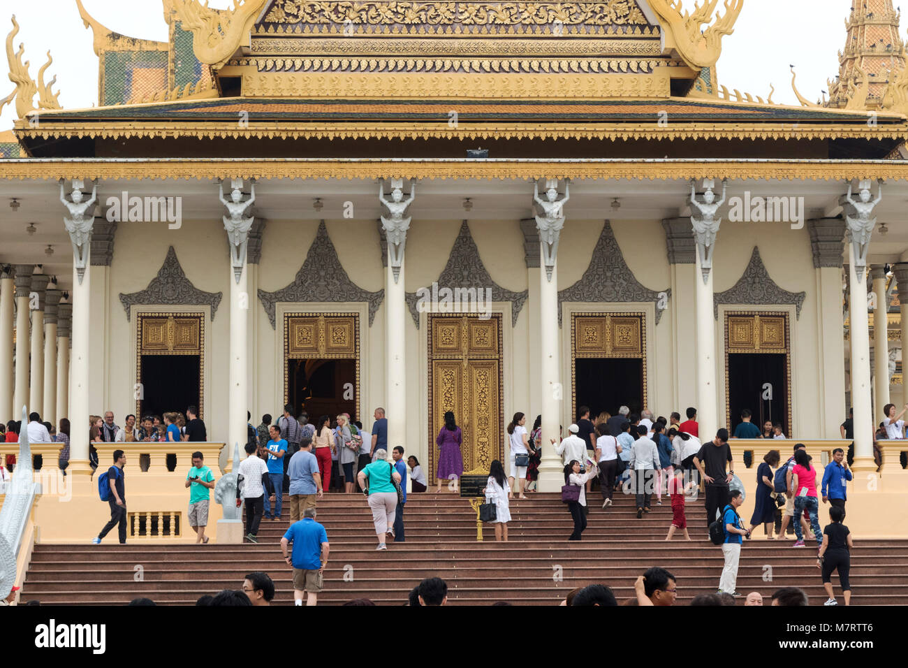 Los turistas en el Palacio Real, en Phnom Penh, Camboya, Asia Foto de stock
