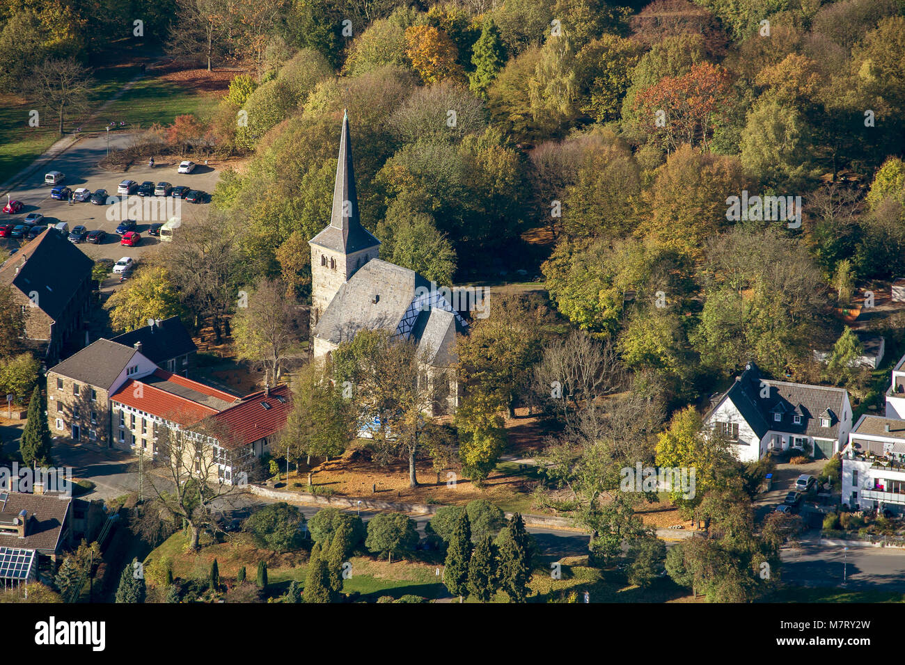 Vista aérea, Stiepeler iglesia del pueblo, iglesia del pueblo Stiepeler, Bochum, área de Ruhr, Renania del Norte-Westfalia, Alemania, Europa, aves de ojos ver, antena v Foto de stock