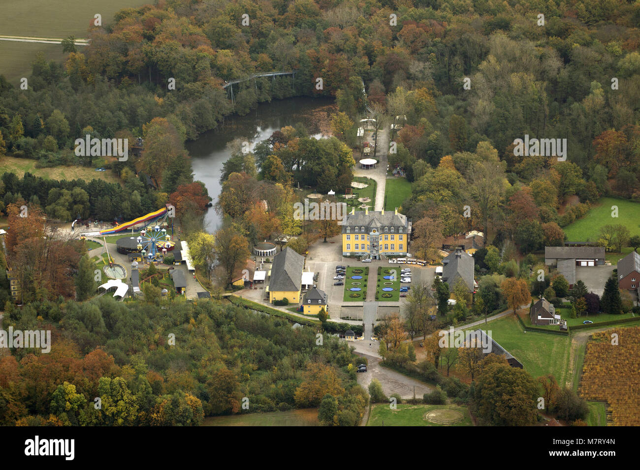 Vista aérea, Theme Park Schloss Beck en golden Octubre, Kirchhellen (, Bottrop, Ruhr, Renania del Norte-Westfalia, Alemania, Europa, aves de ojos ver, antena v Foto de stock