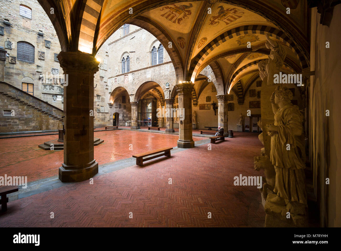 Florencia. Italia. Patio interior del Museo Nazionale del Bargello. (Museo Nacional Bargello) Foto de stock