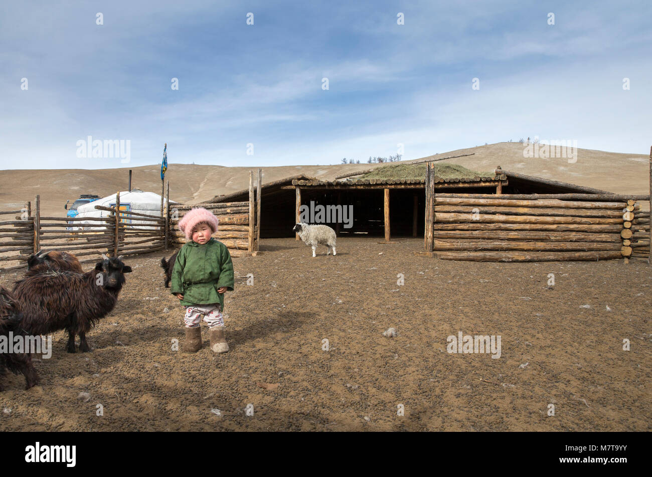 Hatgal, Mongolia, 3 de marzo de 2018: los niños en la estepa de Mongolia del norte de Mongolia Foto de stock