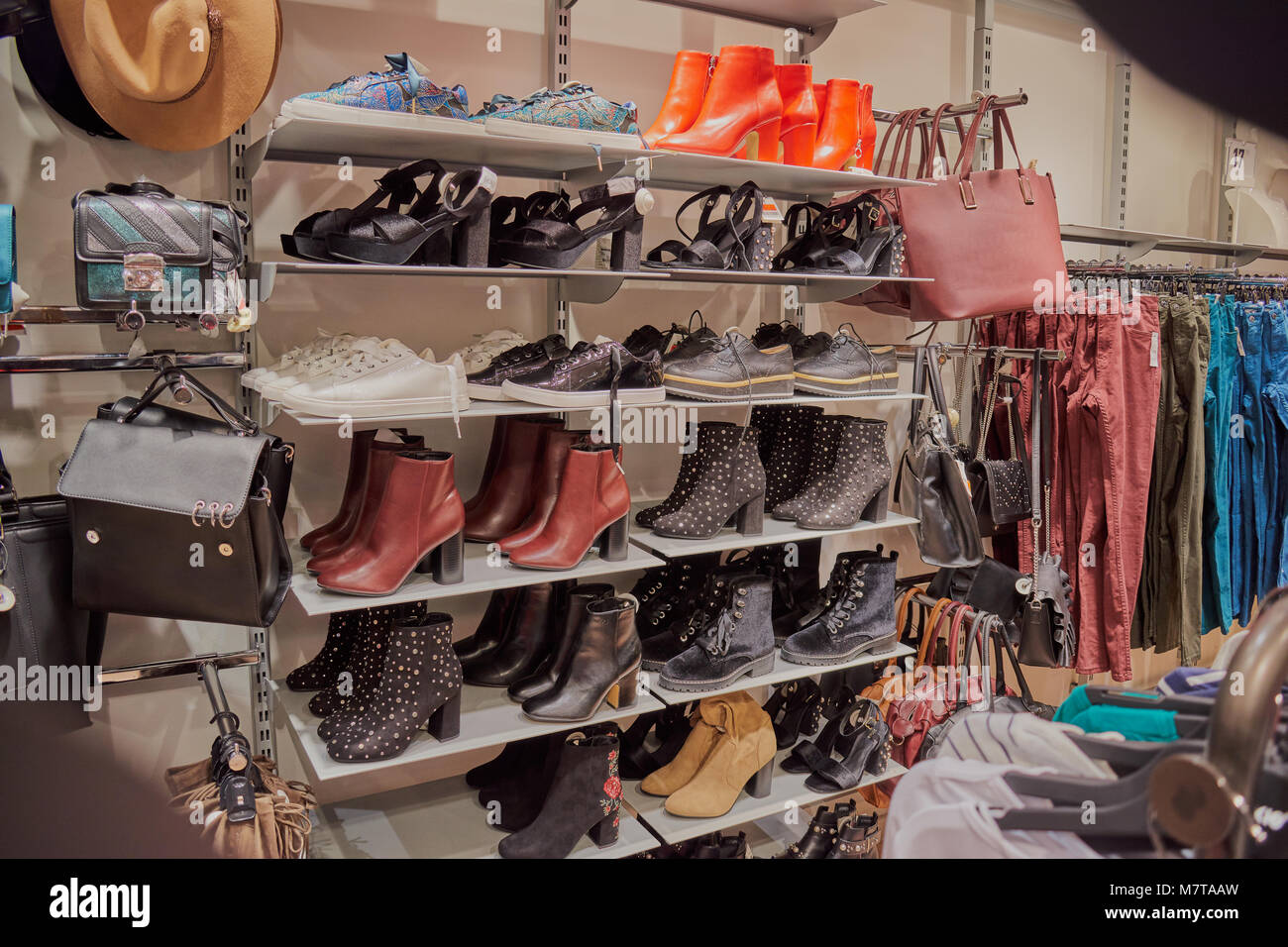 Bolsos, pantalones, zapatos, zapatillas y botas de la vestimenta femenina  en los estantes para la venta en la tienda de Toledo Fotografía de stock -  Alamy