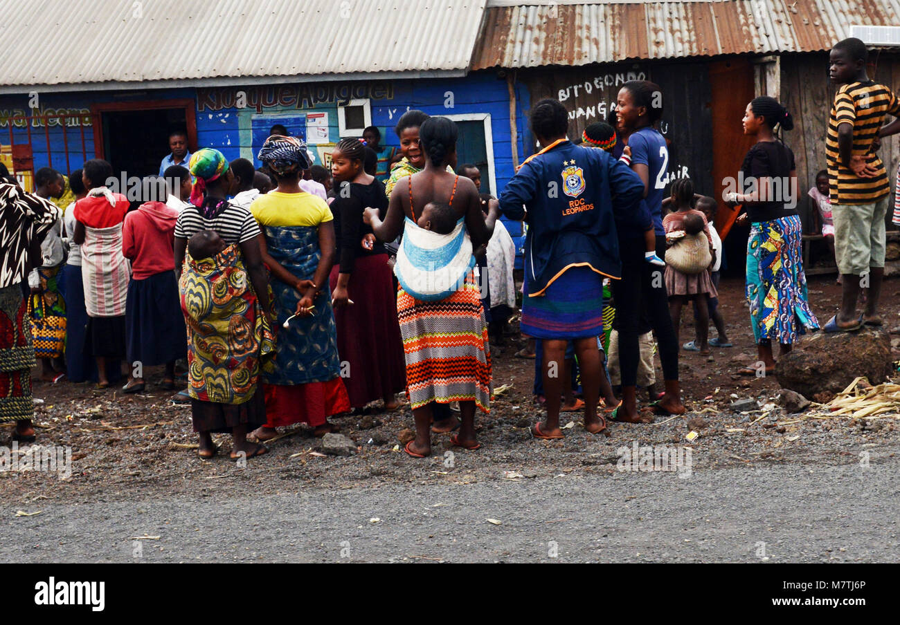 Las mujeres congoleñas se reúnen fuera de la oficina de bienestar de un gobierno en Goma. Foto de stock