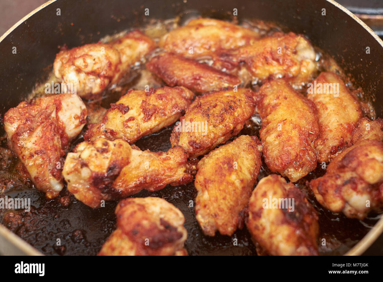 Pollo frito en la freidora Fotografía de stock - Alamy