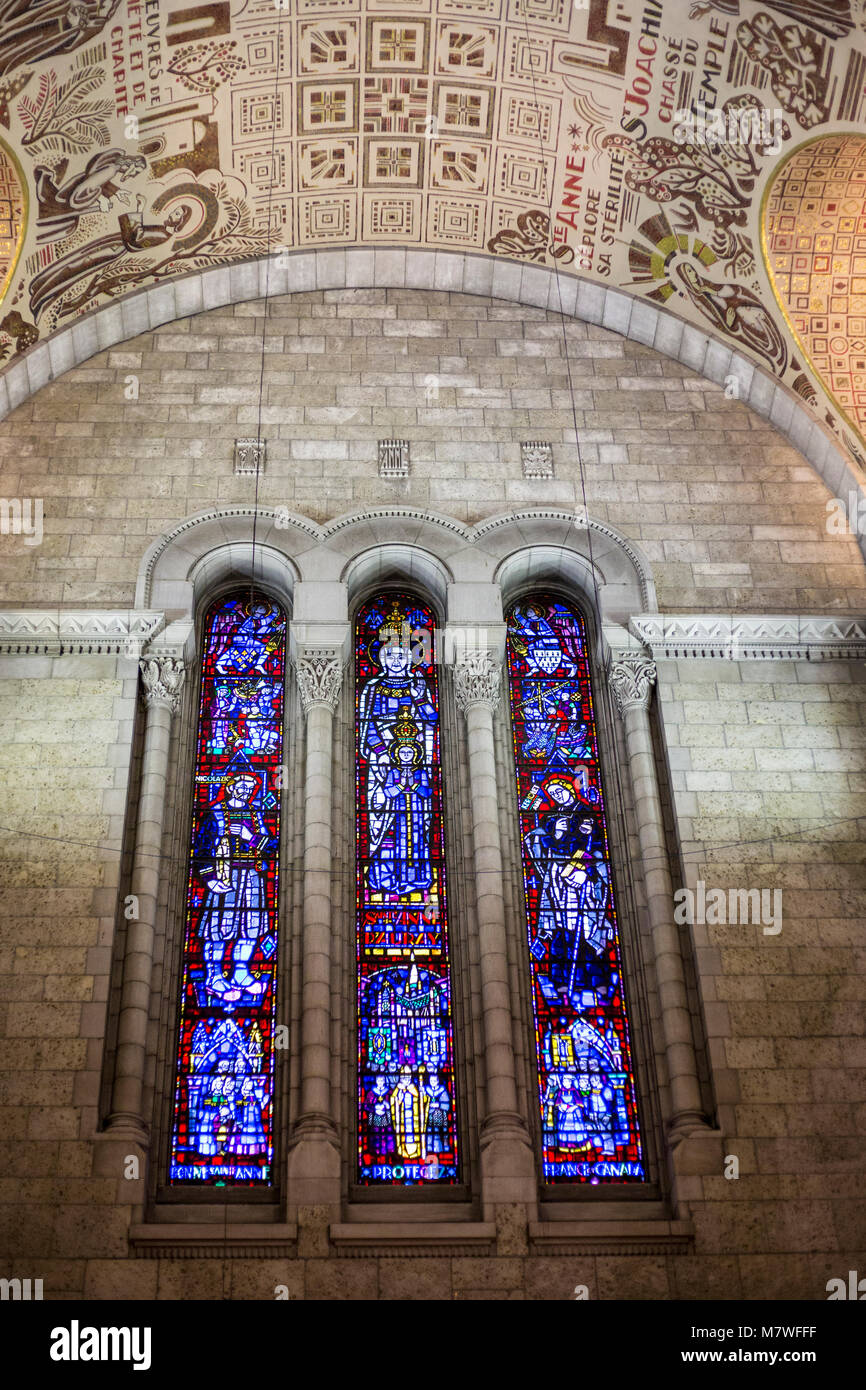 Las vidrieras, la Basílica de St. Anne de Beaupre, Quebec, Canadá. Foto de stock