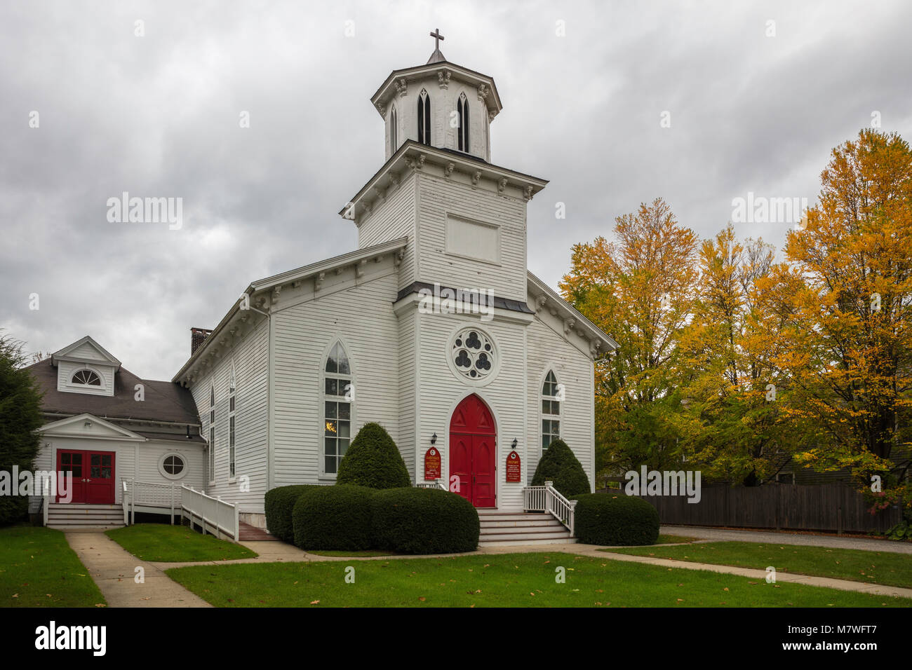 Lakeville Iglesia Metodista Unida en otoño, Lakeville, Connecticut Foto de stock