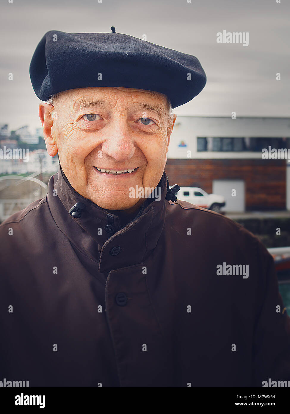 SAN SEBASTIÁN, España-Febrero 9, 2018: Calle retrato de Vasco hombre envejecido en la tradicional vasca boina negra Foto de stock