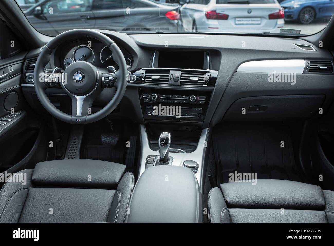 Fotografía de interior en el nuevo modelo BMW X1 xdrive de pie en el  aparcamiento presentados por el concesionario BMW Motor Inchcape Wrocaw  marzo 2017 Fotografía de stock - Alamy