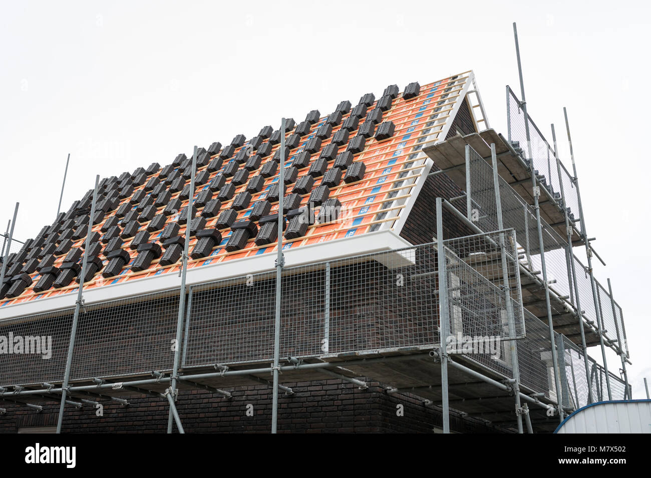 Casa de nueva construcción con aislamiento y tejas del techo listo para ser instalado Foto de stock