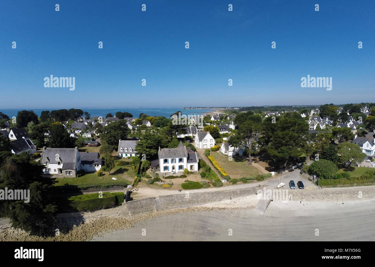 La Trinite-sur-Mer (Bretaña, noroeste de Francia) cerca del golfo de Morbihan, en 2015/06/20: Vista aérea de la "Pointe de Curbihan' cabecero fro Foto de stock