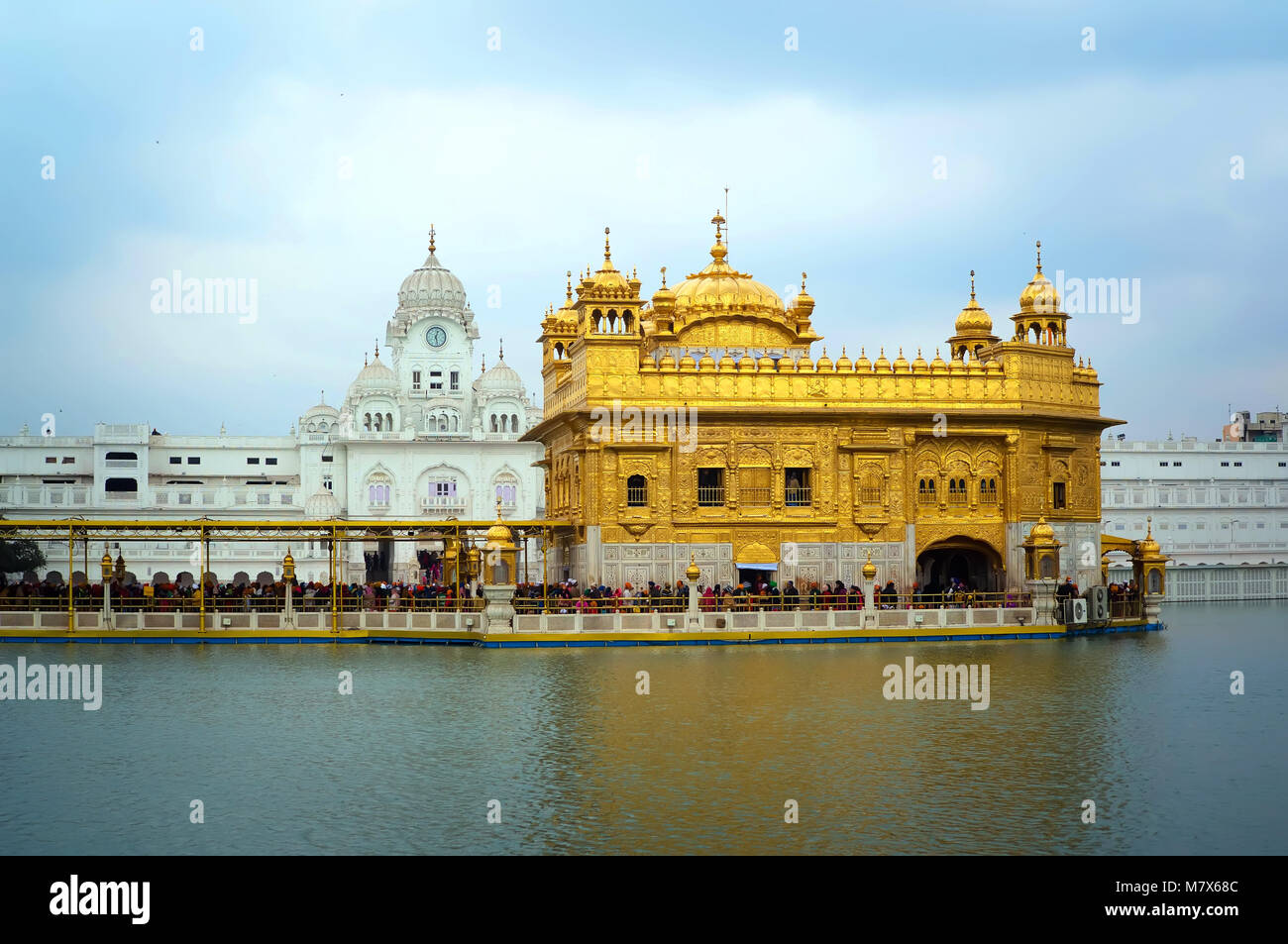 Templo de Oro y lago en Amritsar, Punjab, India. Foto de stock