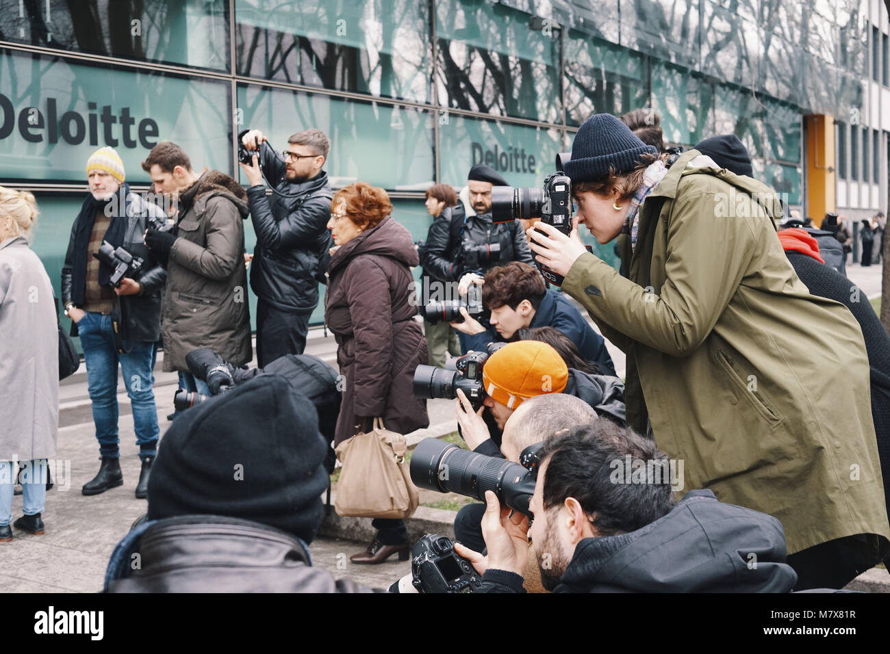 Milán, Italia - 24 de febrero de 2018: Los fotógrafos y paparazzi tomando  fotos en la Semana de la moda de Milán Fotografía de stock - Alamy