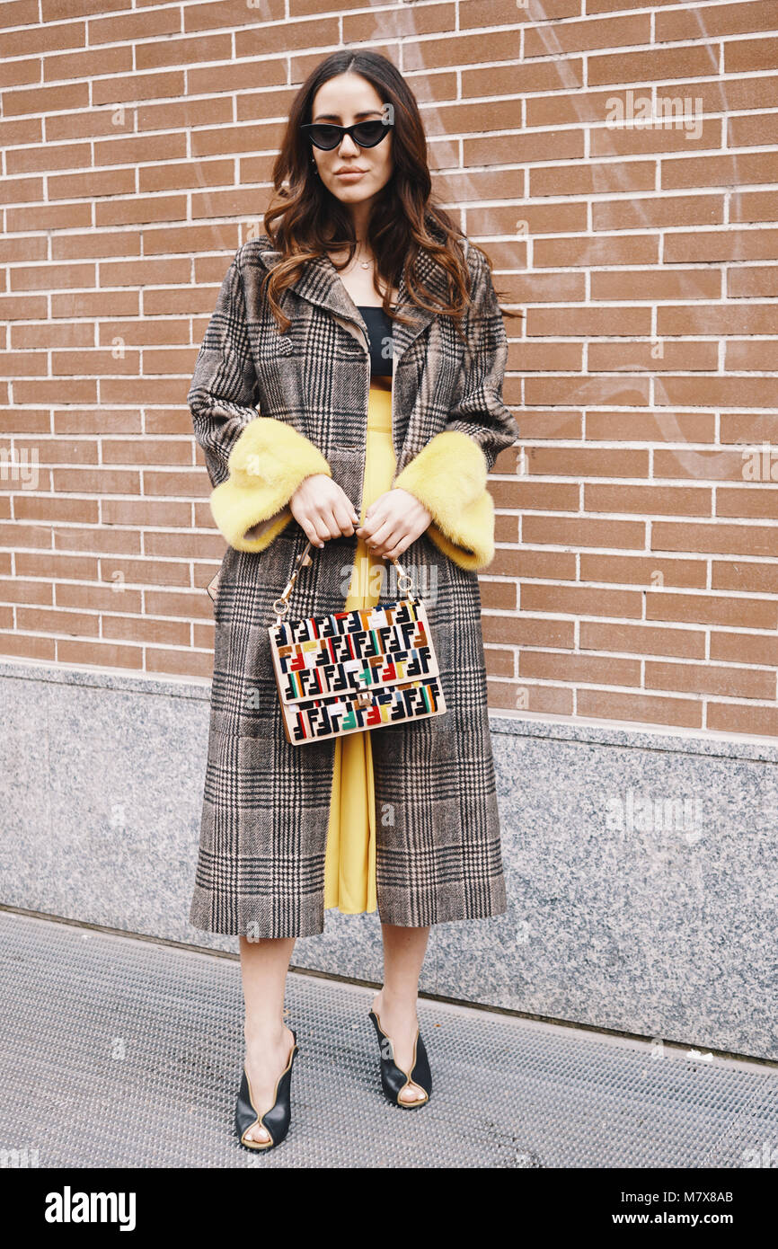 Milán, - 22 de febrero de vestida de moda Fendi ropa y accesorios durante la Semana de la moda de Milán Fotografía stock - Alamy