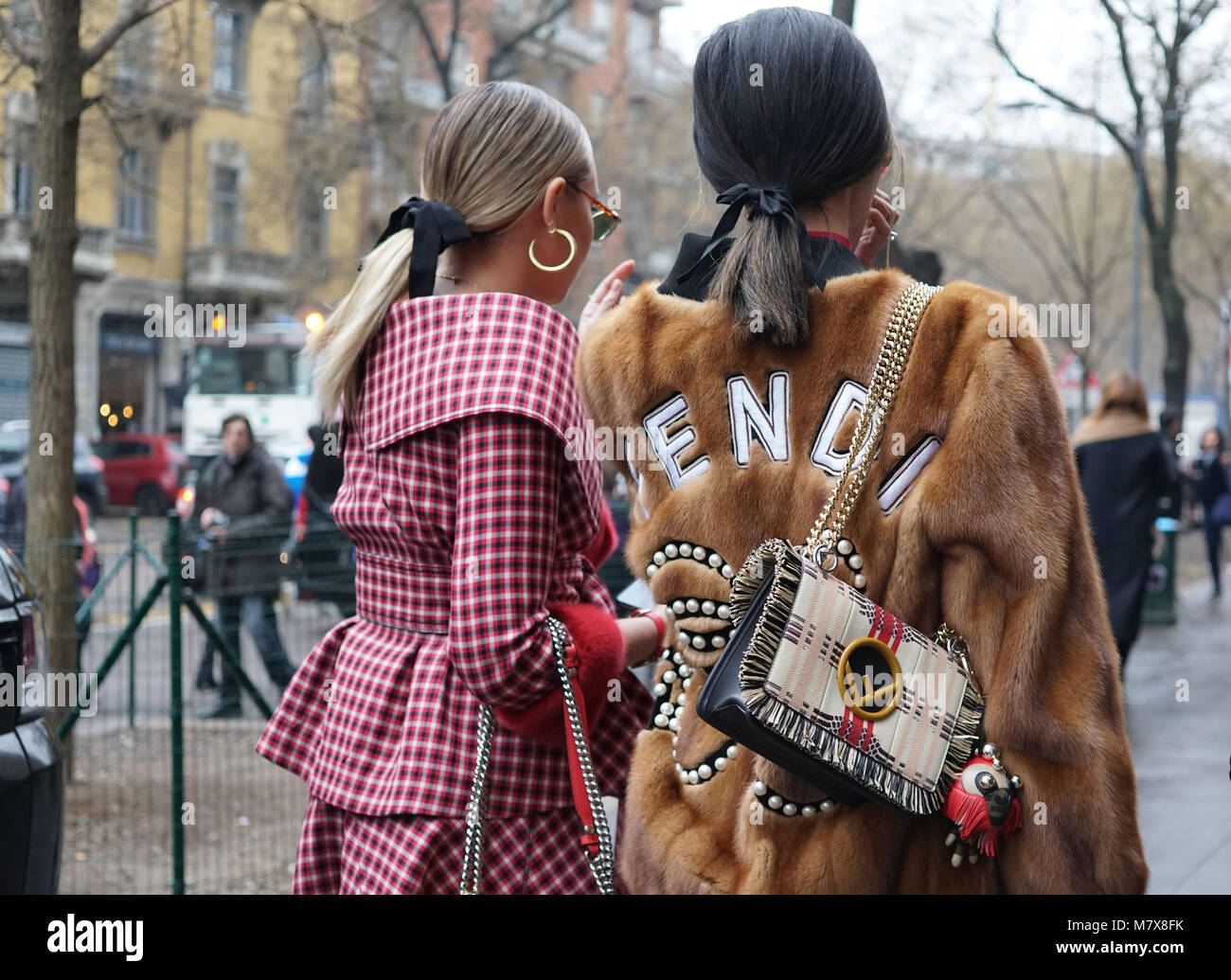 Milán, Italia - 22 de febrero de 2018: las niñas vestían ropa de moda Fendi  posando después