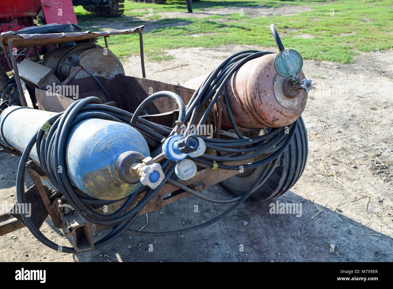 Equipo de soldadura de gas. Un cilindro de propano y un cilindro con  oxígeno Fotografía de stock - Alamy