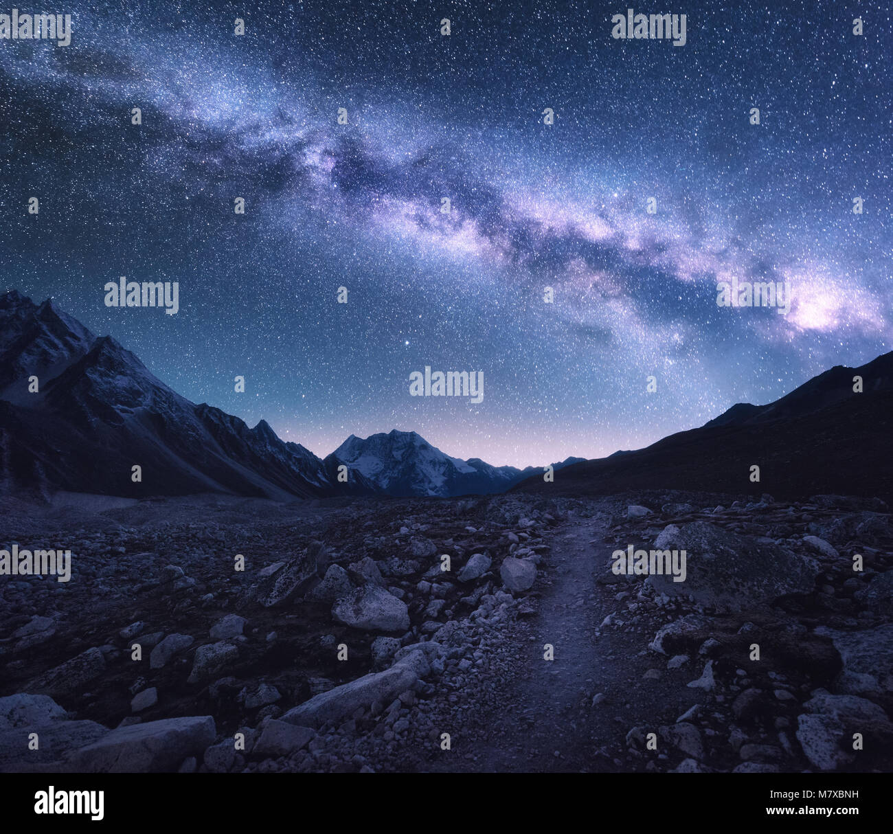 Espacio. Vía Láctea y montañas. Fantásticas vistas a las montañas y el cielo estrellado por la noche en Nepal. Camino a través del valle de montaña y cielo con estrellas. Hima Foto de stock