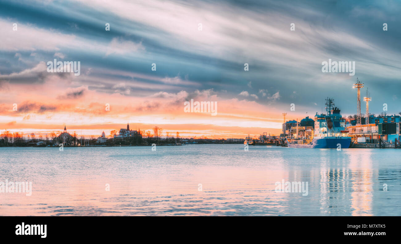 Helsinki, Finlandia. Amanecer paisaje de Isla Valkosaari Blekholmen y Luotuo isla, Puerto de Helsinki, terminales de transporte y de la Terminal de Ferry. Foto de stock