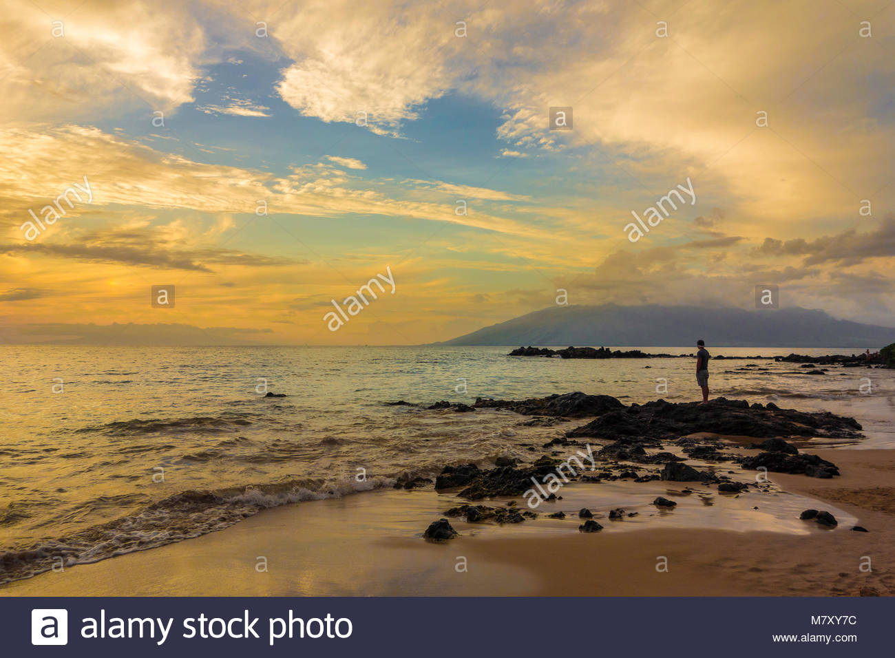 Tropical sunset en Kamaole Beach Park 3 en la playa y el Océano Pacífico en la isla de Maui en el estado de Hawaii, EE.UU. Foto de stock