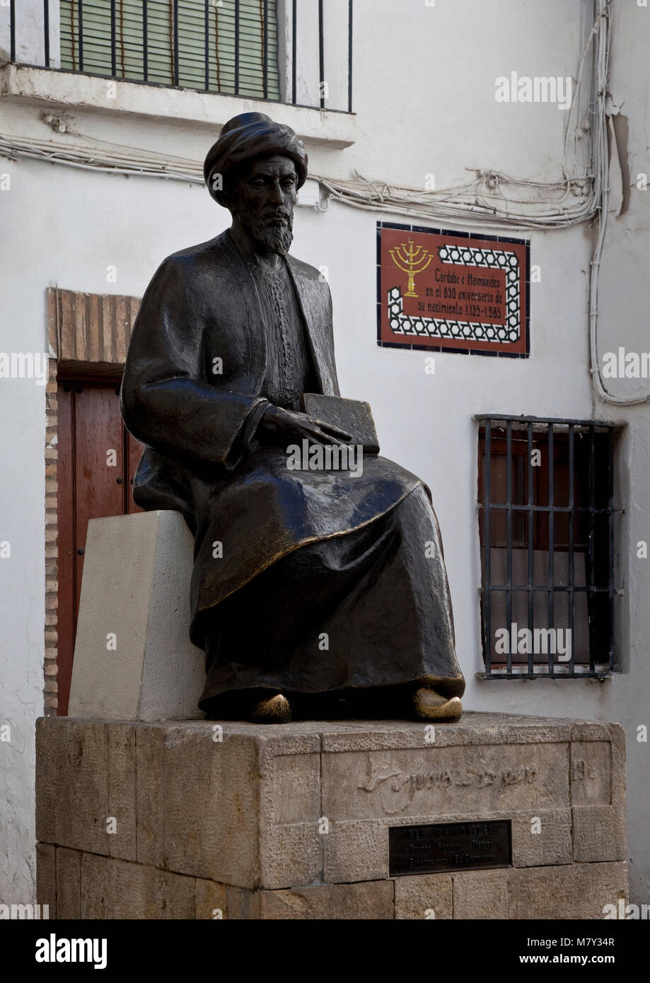 Córdoba, Moisés Maimonides-Denkmal. Ibn Maimun. Mosche Ben Maimon. Errichtet 1985 für den en Córdoba 1135 geborenen und 1204 en Kairo gestorbenen spani Foto de stock
