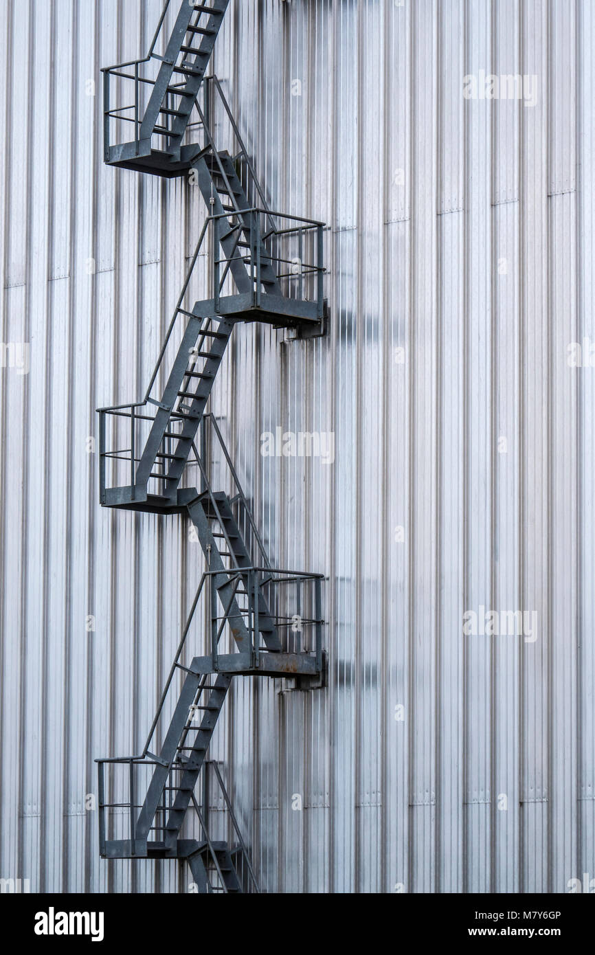 Escaleras de metal que va por el exterior de un edificio Foto de stock