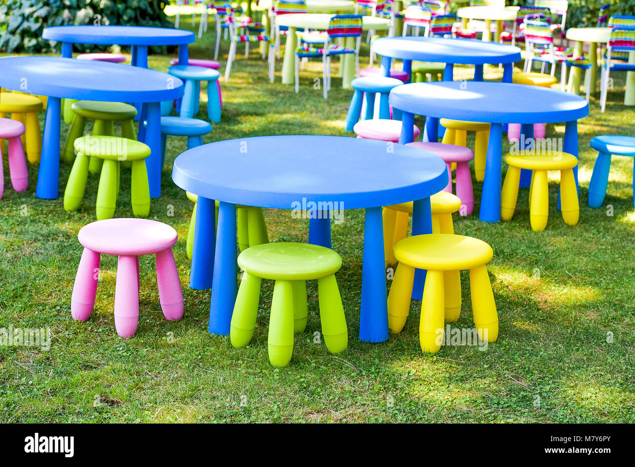 Jardín decorado para niños Parte. Moderno y cómodo y suave Juegos de  Infantiles muebles coloridos, pequeñas mesas y sillas Fotografía de stock -  Alamy