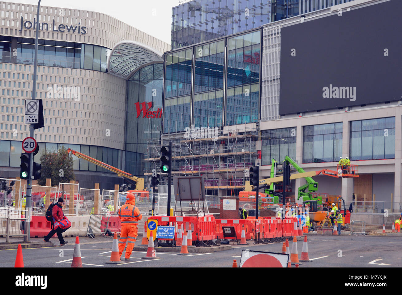 La construcción en curso de extensión para el centro comercial Westfield, White City de Londres, incluyendo nuevos almacenes John Lewis Foto de stock