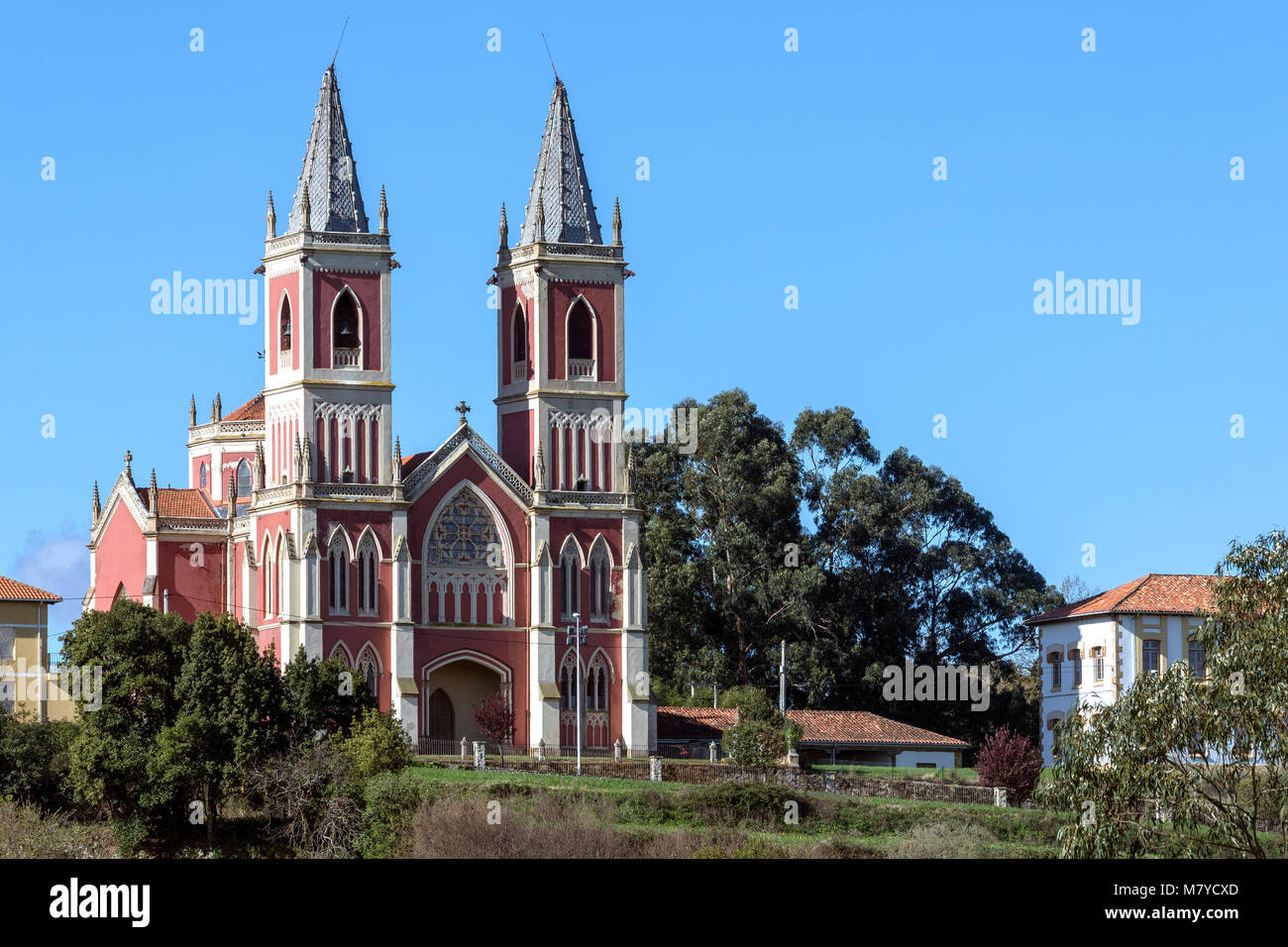 Iglesia en la pequeña ciudad de Corbreces en Cantabria, al norte de España. Foto de stock