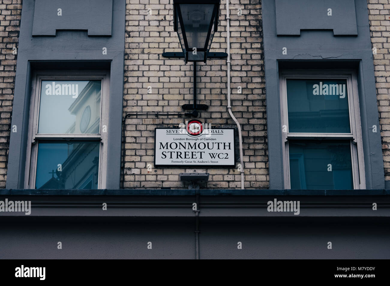 Nombre de la calle Monmouth cartel en una pared de ladrillo edificio en Covent Garden, Londres, Reino Unido. Foto de stock
