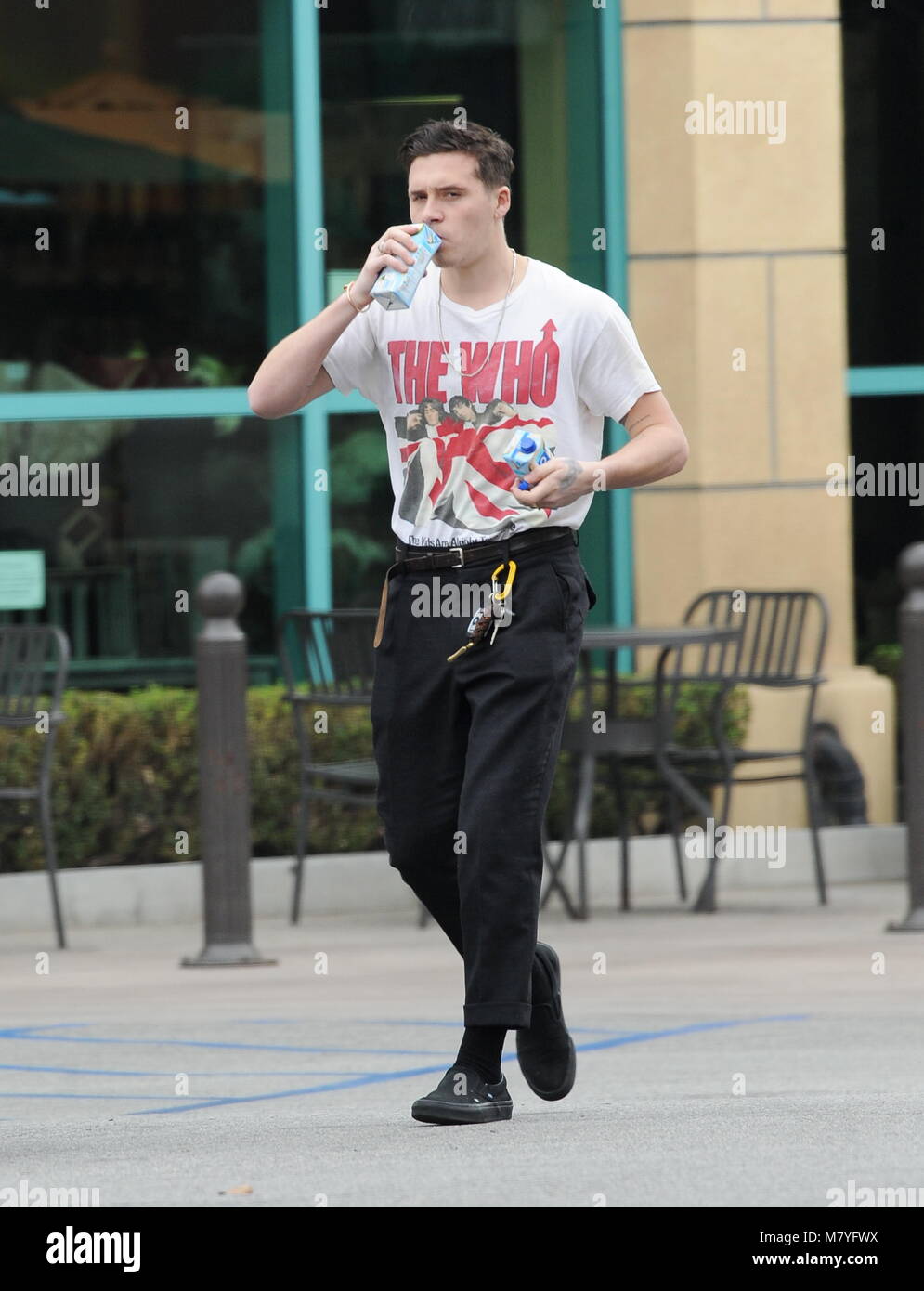 Brooklyn Beckham va a Gelson's para el agua de coco vistiendo una camiseta  de la OMS