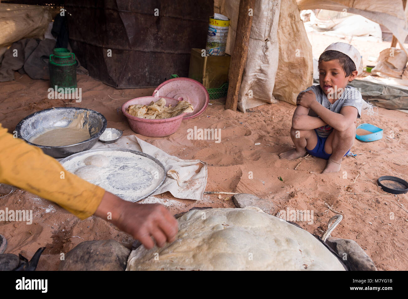 Muchacho joven beduino que vive con su familia en la frontera de Jordania y Arabia Saudita. Foto de stock