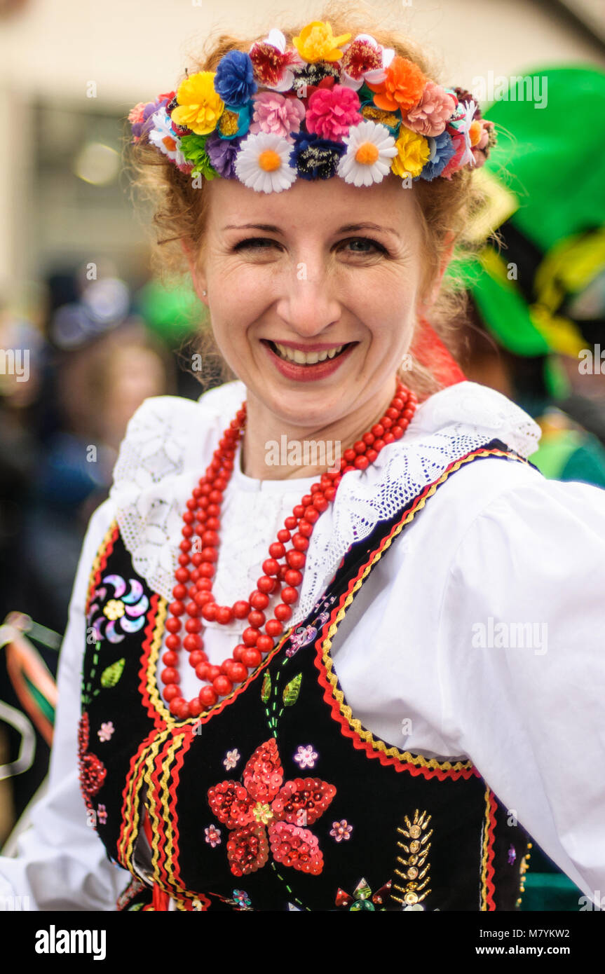 Retrato de mujeres polacas en la vestimenta tradicional durante el desfile  del Día de San Patricio en Galway, Irlanda Fotografía de stock - Alamy