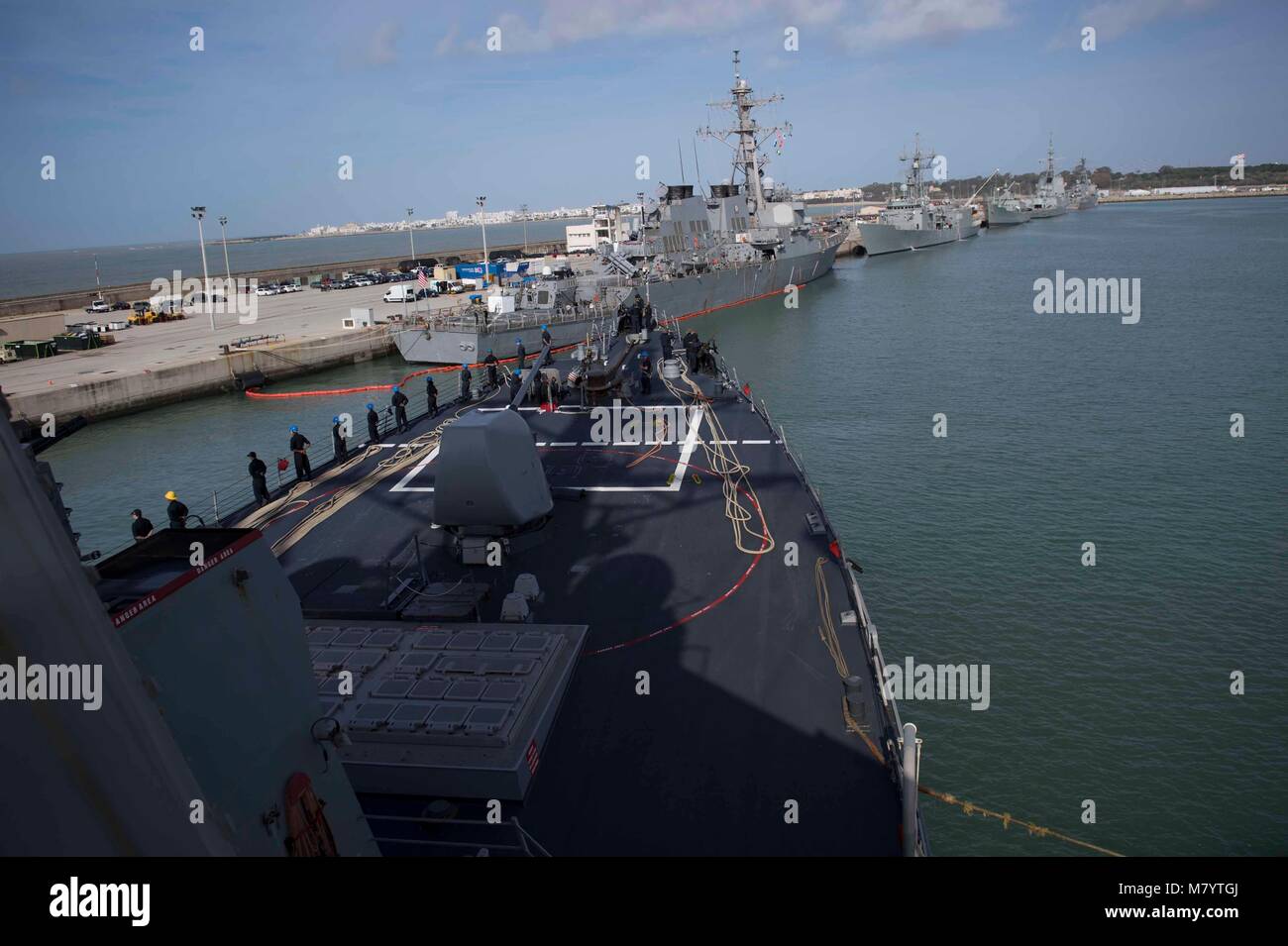 180312-N-KP948-057 Rota, España (12 de marzo de 2018) La clase Arleigh Burke de misiles guiados destructor USS Donald Cook (DDG 75) sale de la Estación Naval de Rota, España. Donald Cook es desplegadas a Rota, España, en su séptima patrulla en los EE.UU. 6ª Flota de la zona de operaciones en apoyo de los aliados y los socios regionales, y los intereses de seguridad nacional de EE.UU. en Europa y África. (Ee.Uu. Navy photo by Mass Communication Specialist 2nd Class Alyssa semanas/liberado) Foto de stock