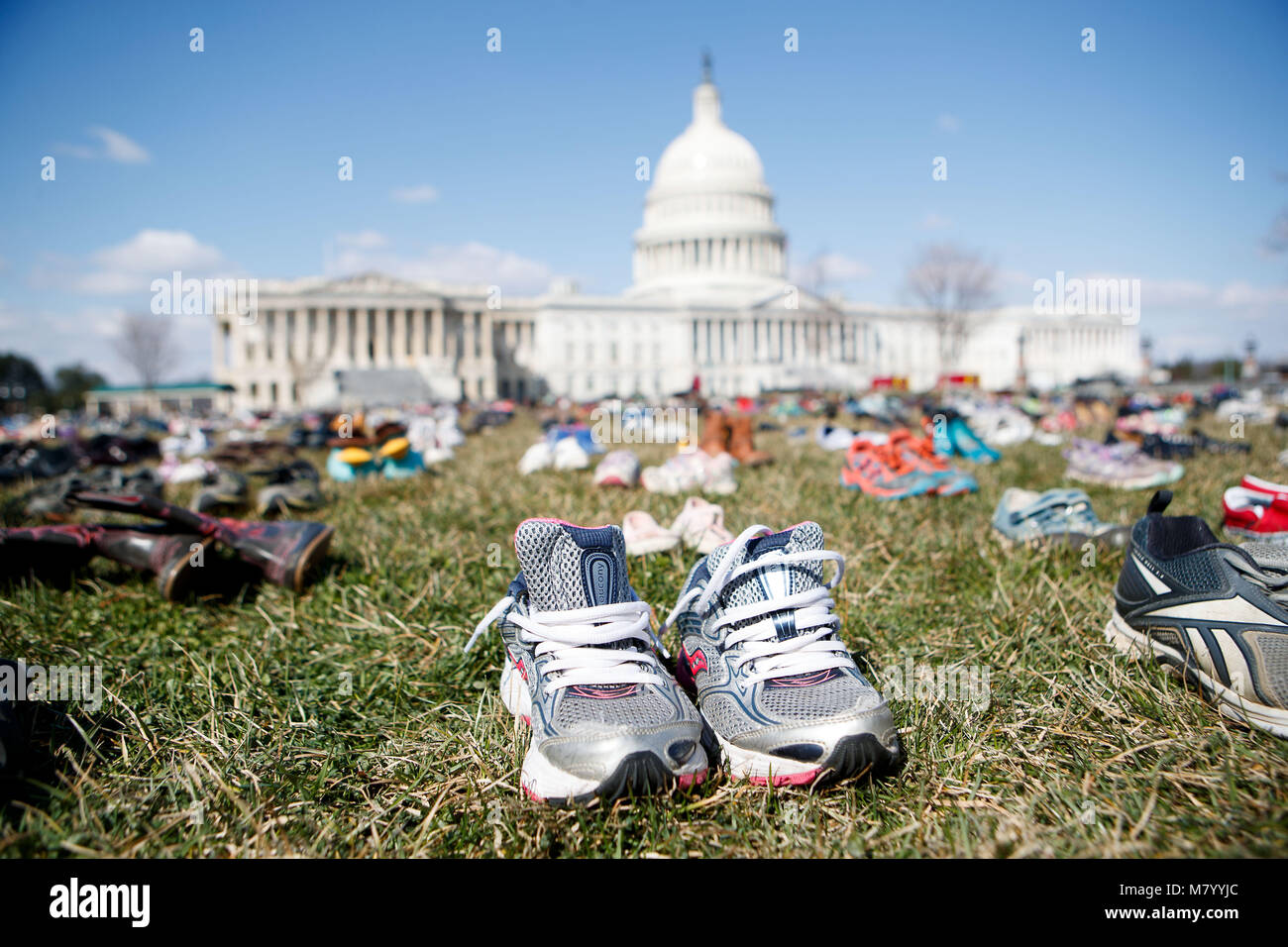 180313) -- Washington, 13 de marzo de 2018 (Xinhua) -- los zapatos en  representación de los niños muertos en tiroteos en las escuelas desde Sandy  Hook Elementary School disparo en 2012, se
