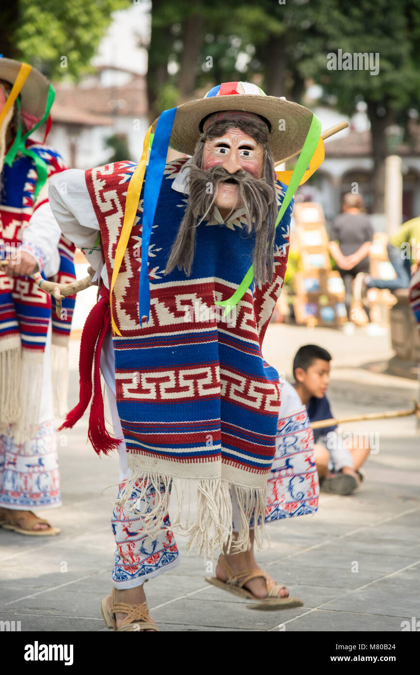 Las murgas como los viejos hombres bailarines tradicionales realizan la  danza de los viejitos o anciano danza en la plaza Vasco de Quiroga en  Pátzcuaro, Michoacán, México Fotografía de stock - Alamy