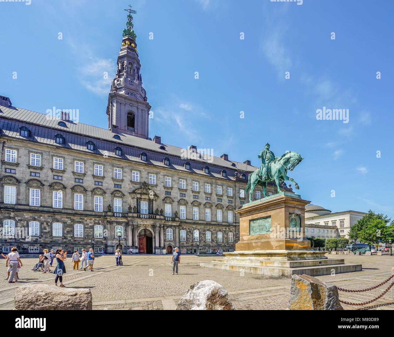 Dinamarca, Zelanda, Copenhague, la estatua ecuestre de Federico VII en el Palacio de Christianborg, sede del Folketinget, el Parlamento danés Foto de stock
