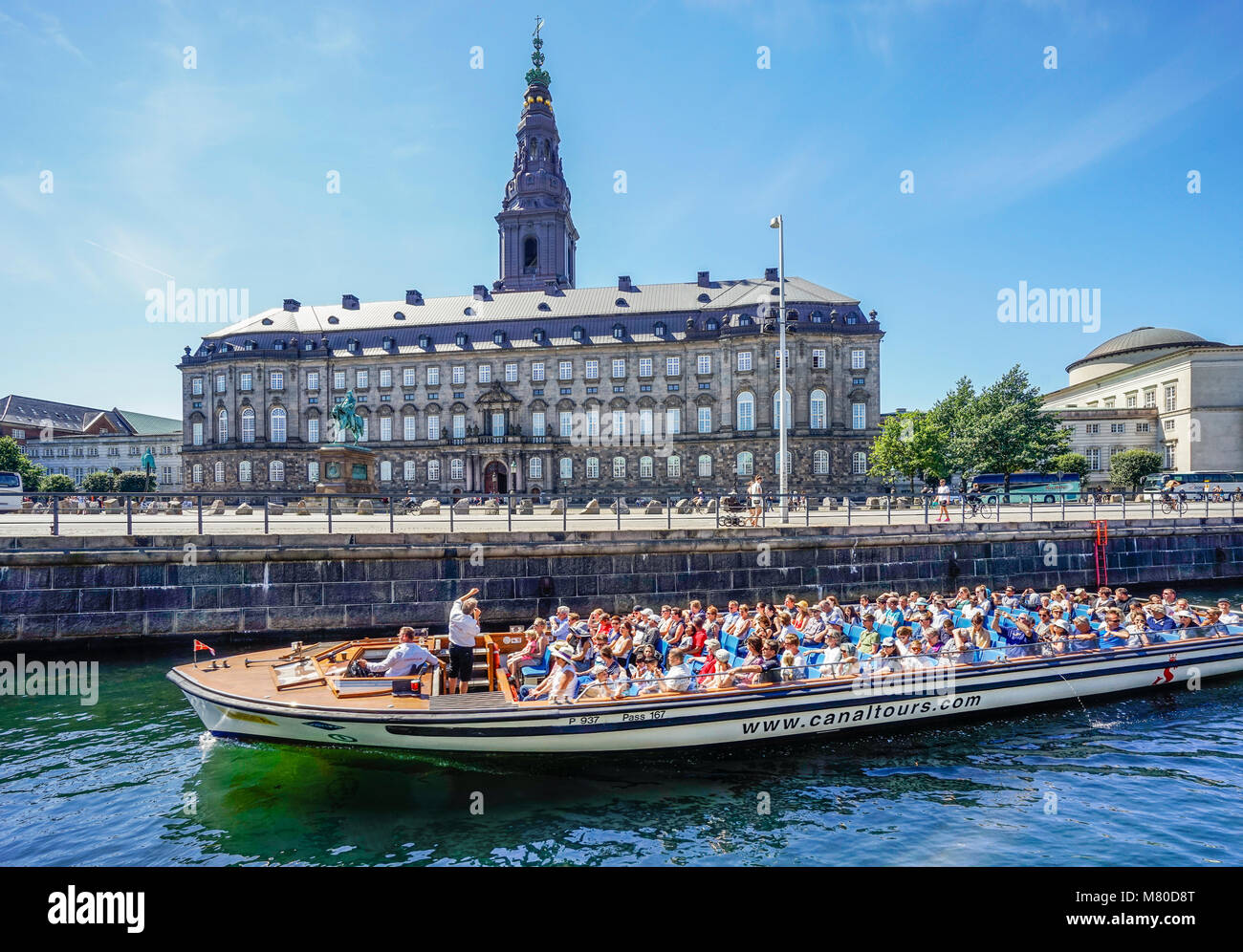 Dinamarca, Zelanda, Copenhague, excursión en barco Slotholmens Kanal pasando el Palacio Christianborg, sede del Folketinget, el Parlamento danés Foto de stock