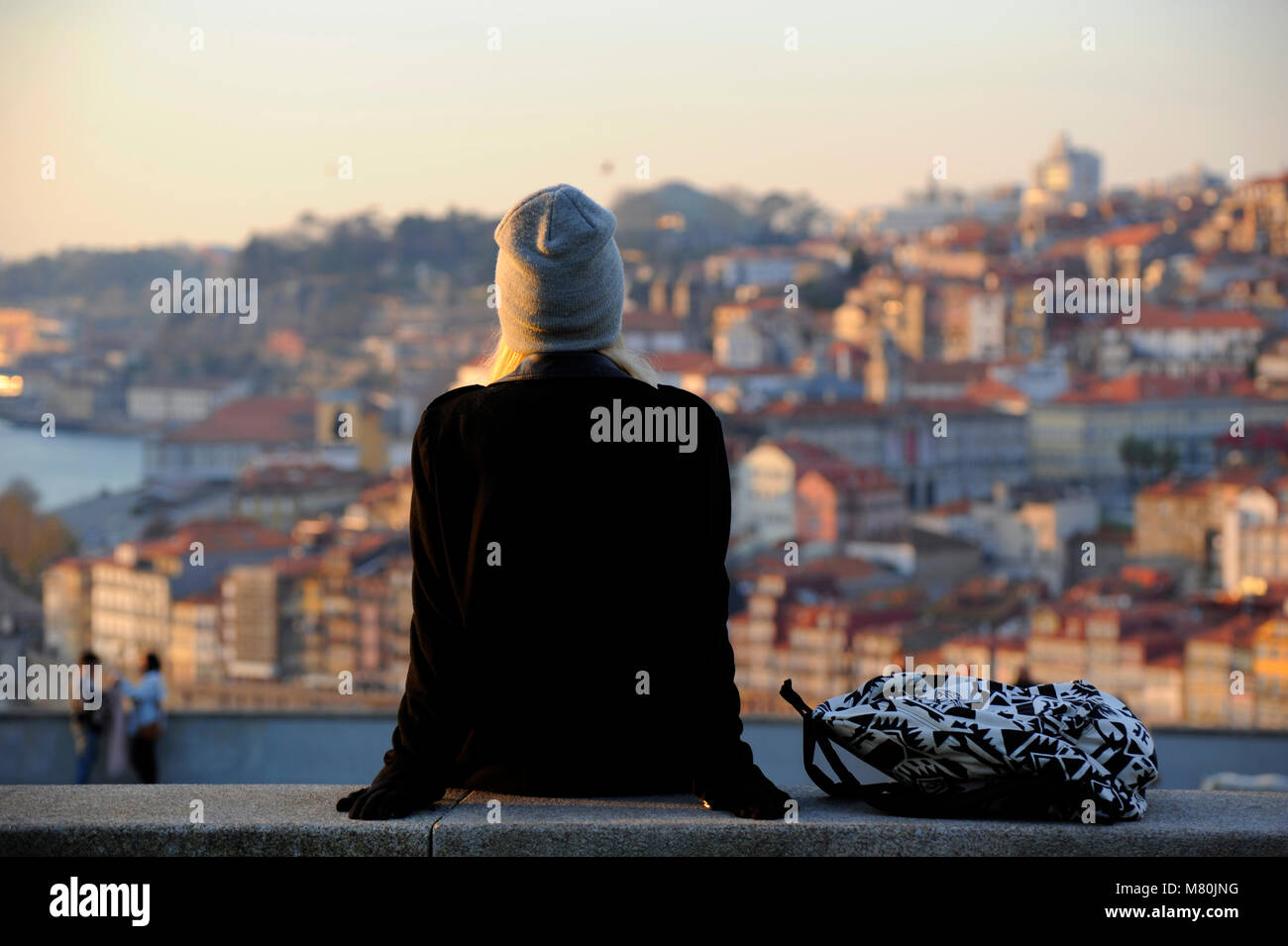 Chica contemplando el paisaje urbano de Oporto, Portugal Foto de stock