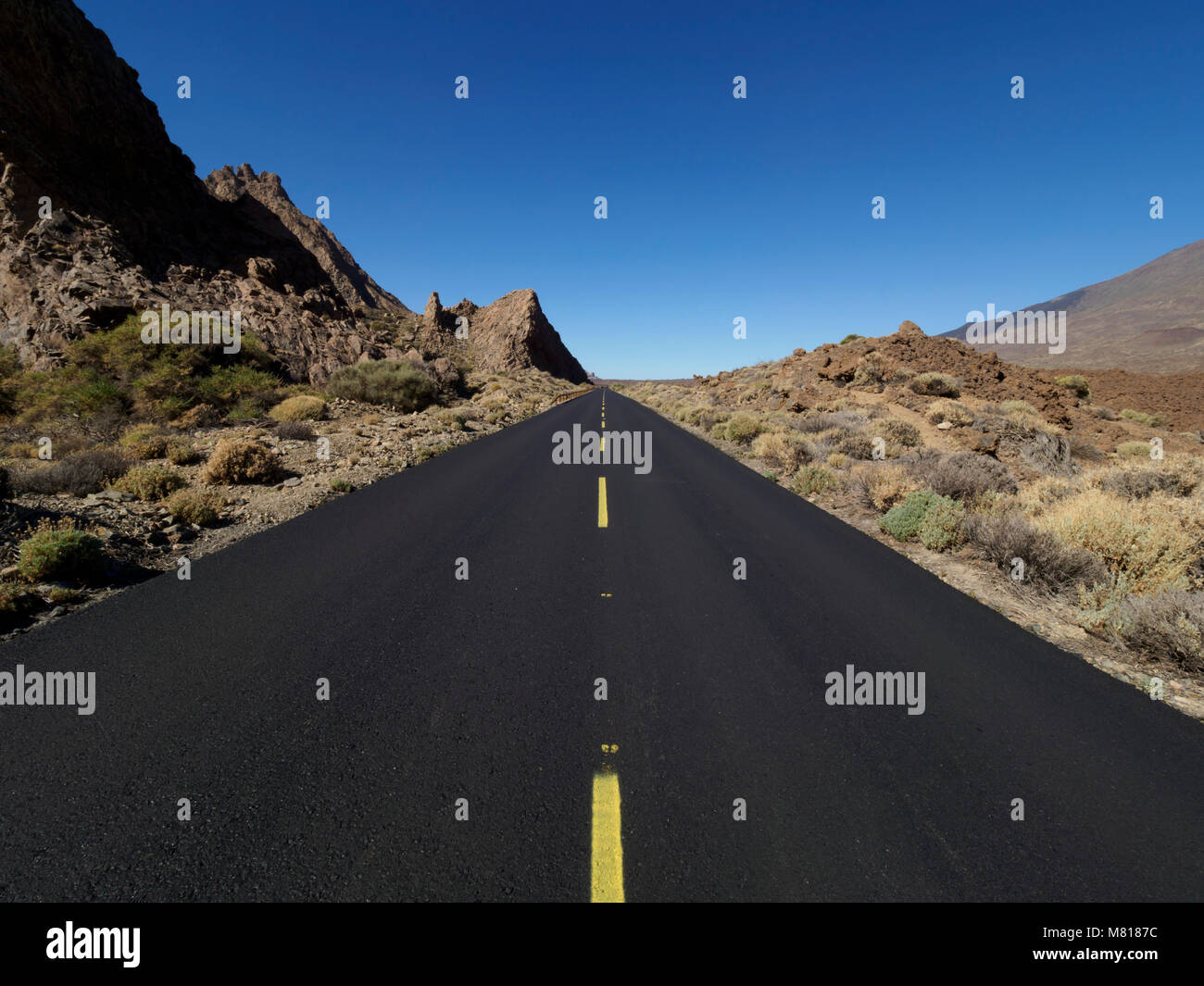 Tenerife, Islas Canarias - carretera TF-21 en las Cañadas del Teide caldera zona desértica Foto de stock