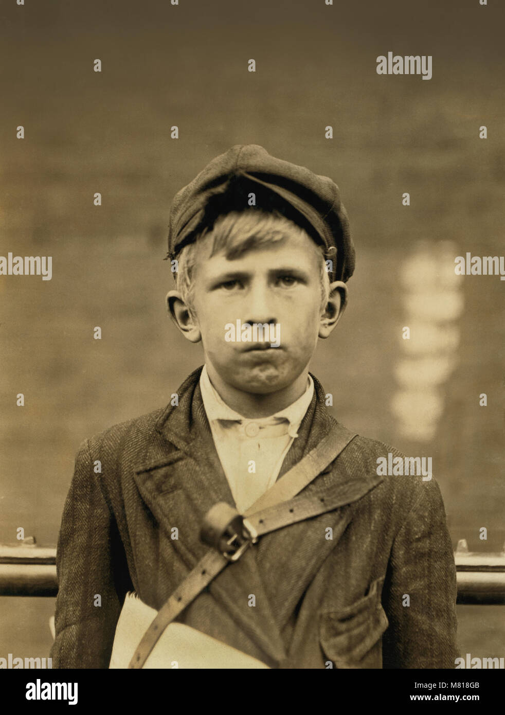 Barney Goldstein, de 10 años de edad, Repartidor de prensa Trabaja 5 horas por día, y las visitas de las Berlinas, Half-Length retrato, Wilmington, Delaware, EE.UU., Lewis Hine para el Comité Nacional de Trabajo Infantil, mayo de 1910 Foto de stock