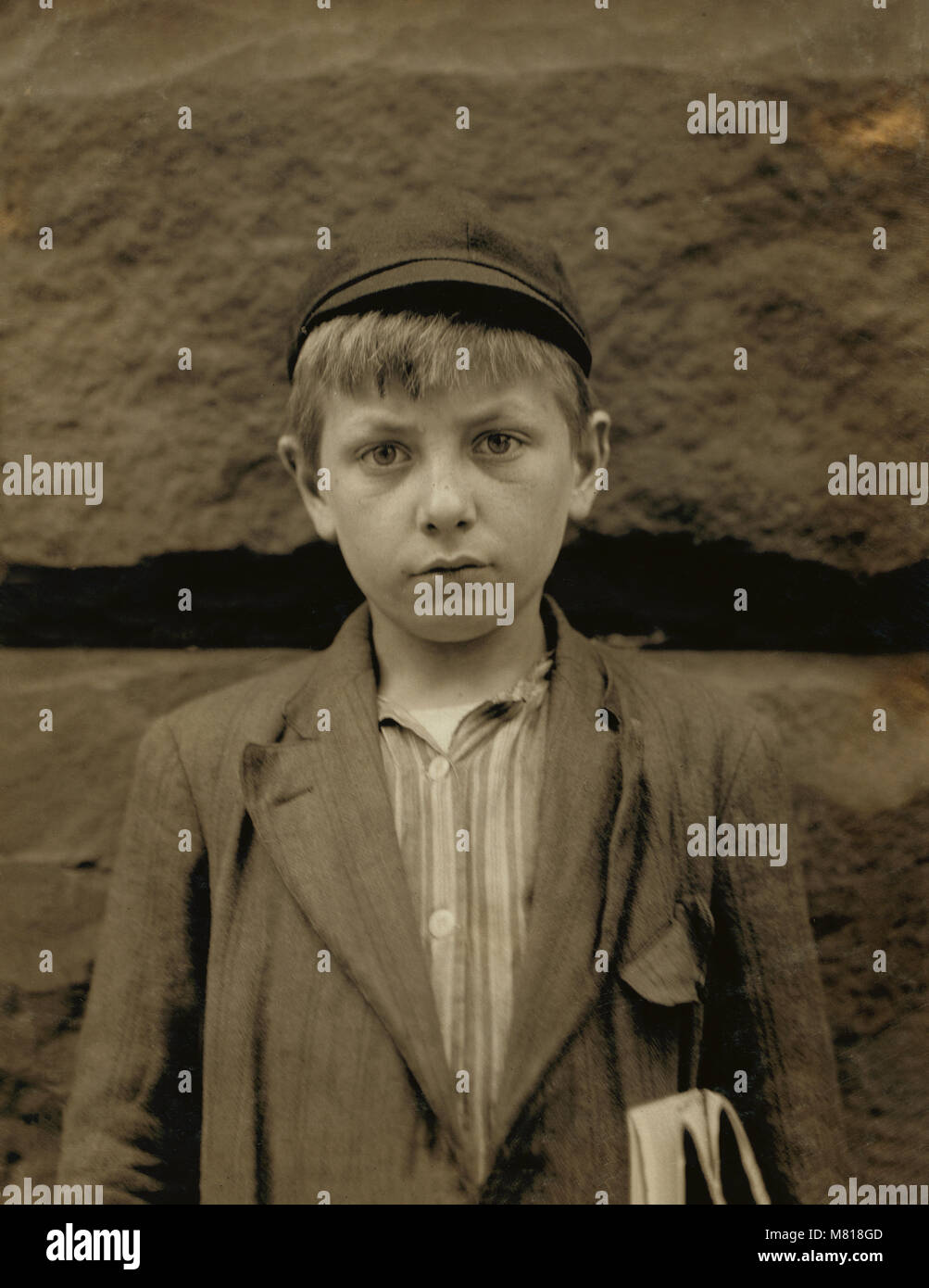 Louis Birch, de 12 años de edad, Repartidor de prensa Trabaja 9 horas por día, de media longitud vertical, Wilmington, Delaware, EE.UU., Lewis Hine para el Comité Nacional de Trabajo Infantil, mayo de 1910 Foto de stock