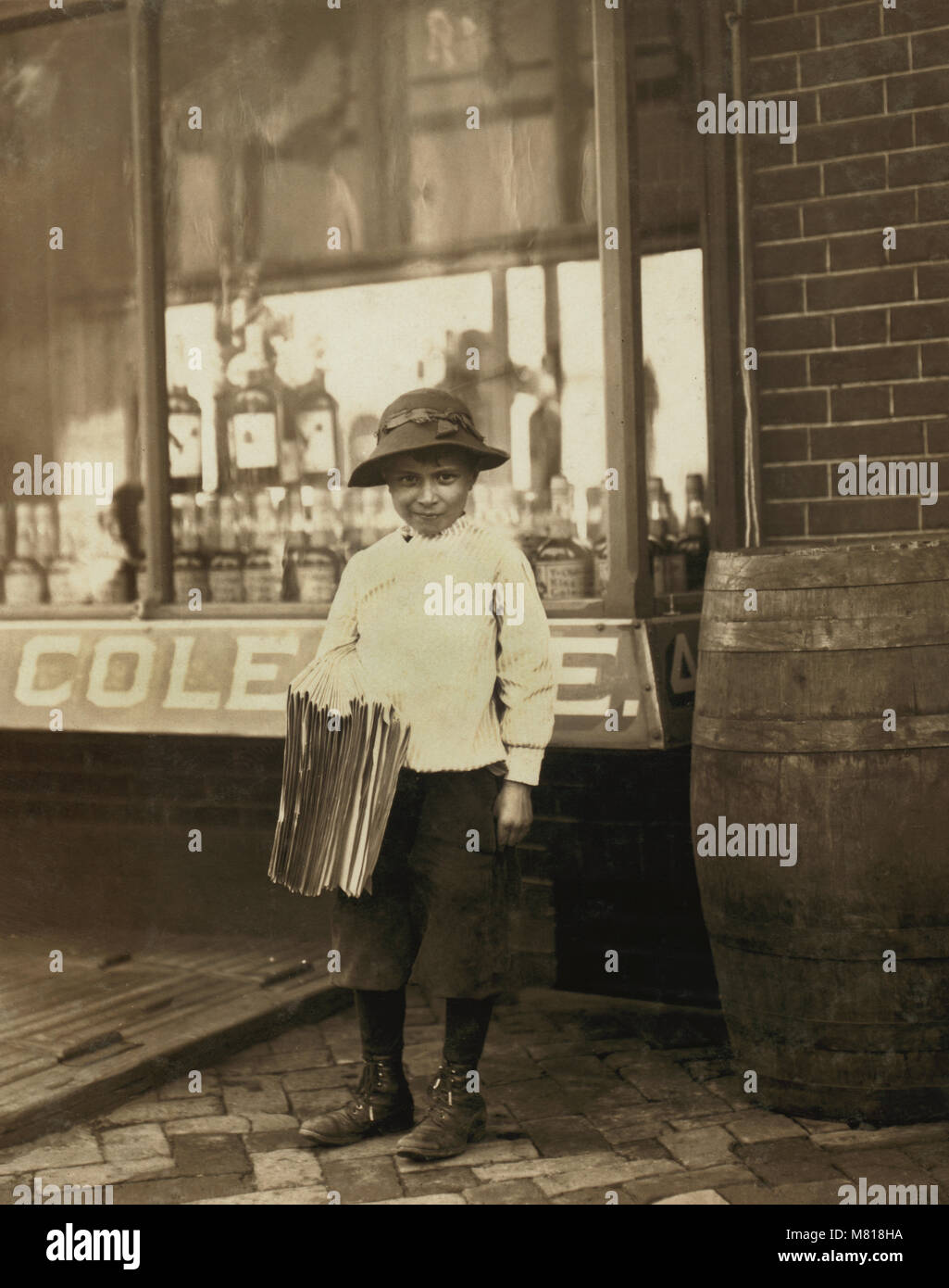 James Morgan, de 9 años de edad, Repartidor de prensa, vender periódicos durante 4 años, trabaja 6 horas al día, visitas de las Berlinas, Full-Length retrato, Wilmington, Delaware, EE.UU., Lewis Hine para el Comité Nacional de Trabajo Infantil, mayo de 1910 Foto de stock