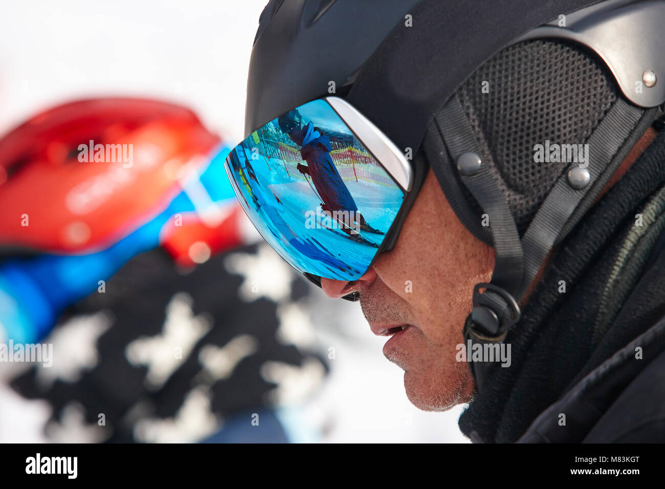 Gafas de esquí en un blanco paisaje invernal. Reflejos azules. Horizontal Foto de stock