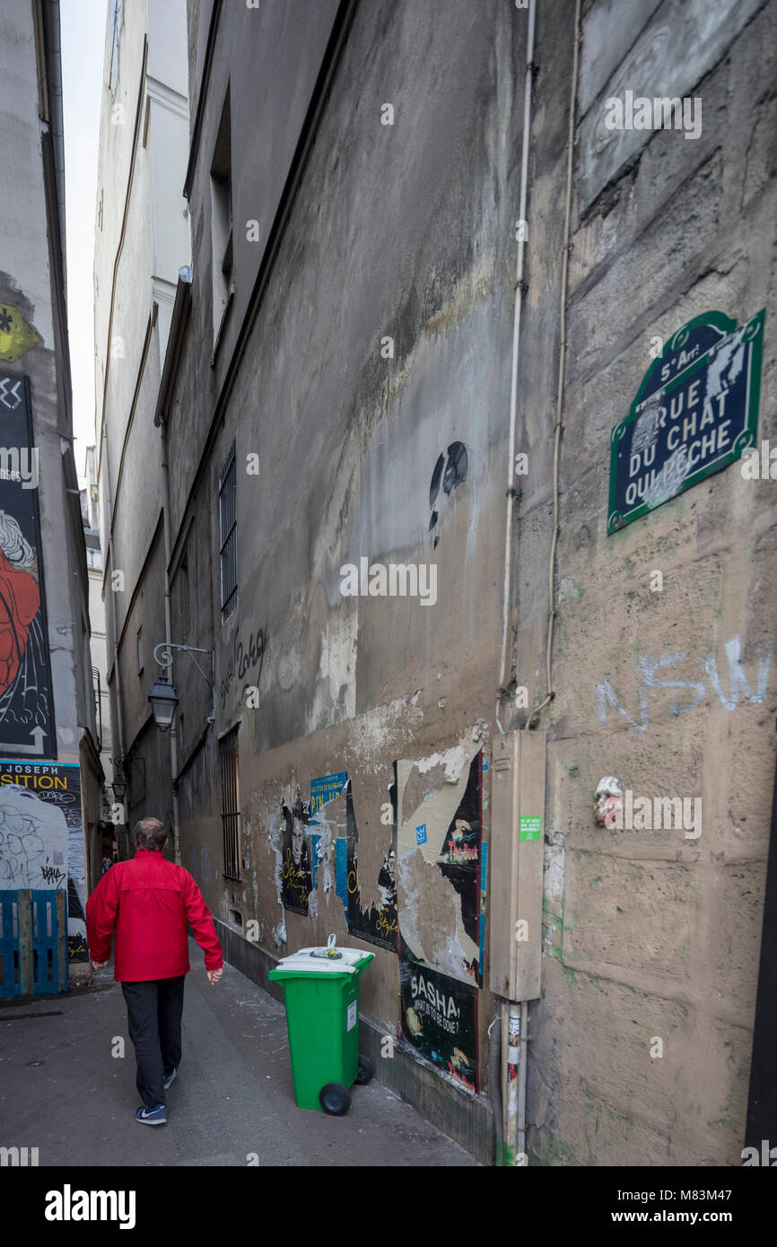 Rue du Chat qui Pêche, la calle más estrecha en París, Francia Foto de stock