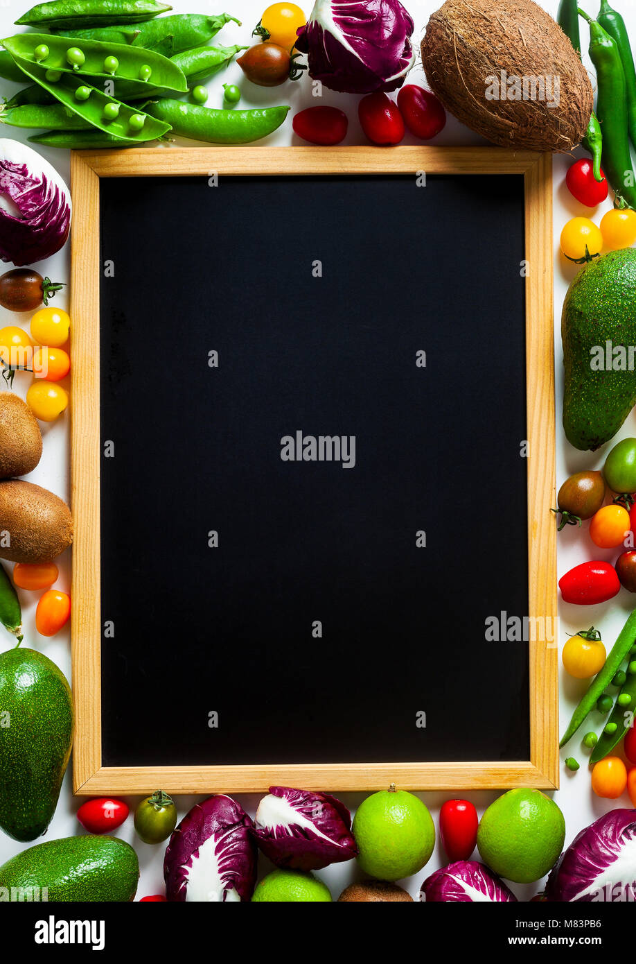 Placa de pizarra para escribir como espacio de copia y diferentes frutas y  verduras a fondo. cosecha de verano Fotografía de stock - Alamy