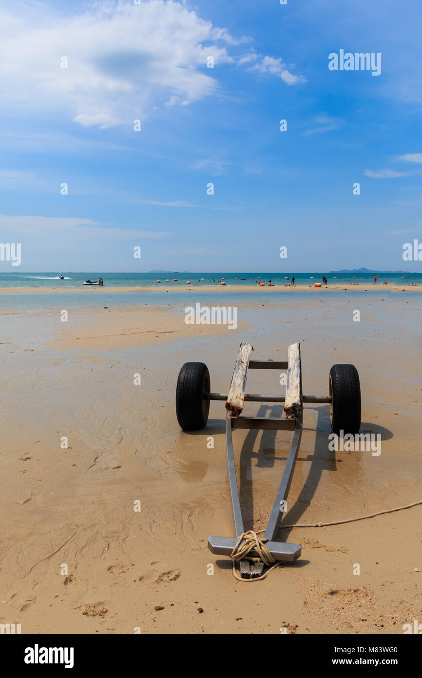 Rueda para velocidad de remolque barco sobre la playa, playa de Sai Kaew  Tailandia Fotografía de stock - Alamy