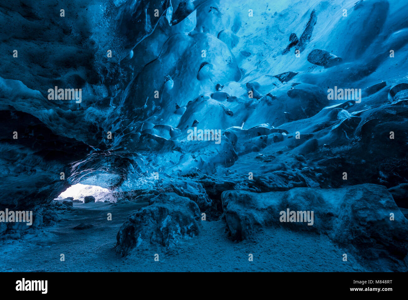 Cueva de hielo debajo de un glaciar, Islandia, Europa. Invierno (enero de 2017). Foto de stock