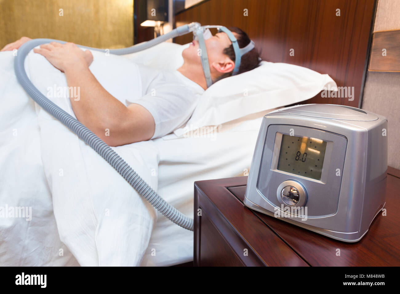 Hombre Usando La Máquina De CPAP Y Máscara El Dormir Para El Tratamiento  Del Sueño Foto de archivo - Imagen de salud, obstructor: 129757542